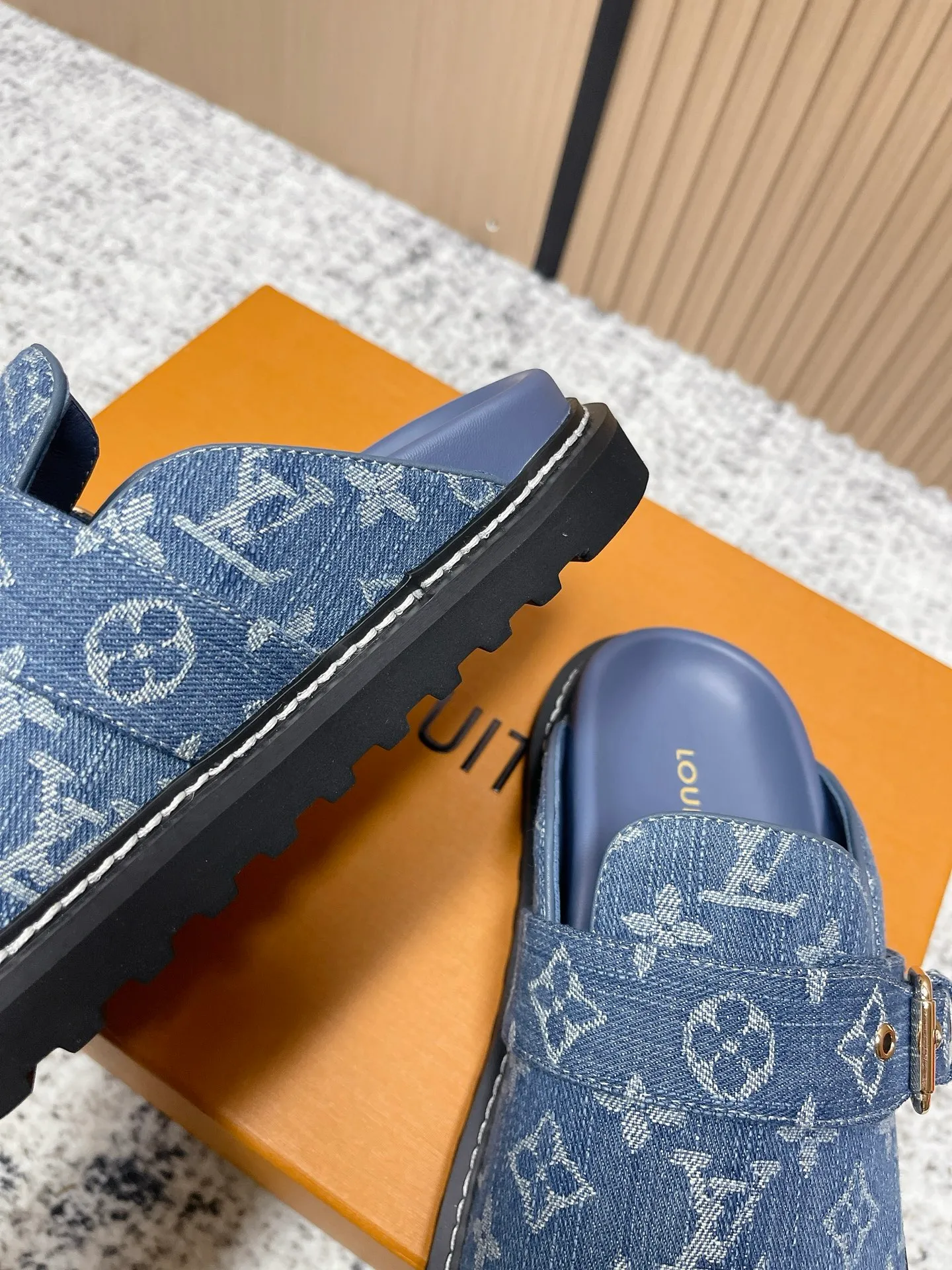 [L Family] P: 460💰 Size: 35-46 (female 40.41, male 45 46 custom-made) Top version Louis vuitton Lv new couple Birkenstock slippers. Cute and cute, not too good on the feet. Simple and high-end slingback design. Ready to wear and go. Good news for lazy people. Imported cowhide leather upper/imported old calico. Original hardware buckle, original molded high-density foam outsole.